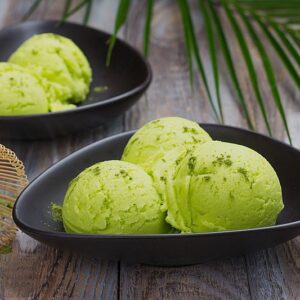 Matcha Eis mit Bambus-Besen