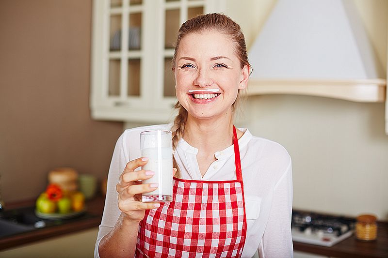 Frau trinkt Milchkefir