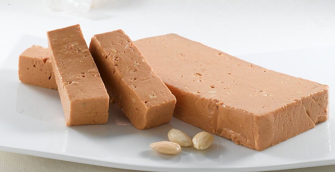 Veganes Fudge Rezept mit Mandeln und Rohkakao