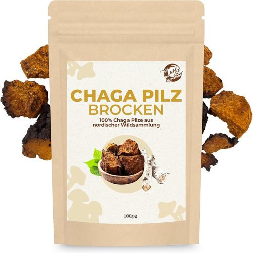 Chaga Tee Packung mit Chaga Brocken im Hintergrund